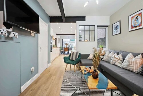 Cosy 4-BR Home, Parking, Xbox &BBQ, for big groups