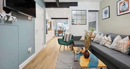Cosy 4-BR Home, Parking, Xbox &BBQ, for big groups