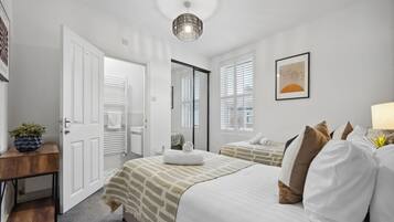 4 bedrooms, iron/ironing board, WiFi, bed sheets