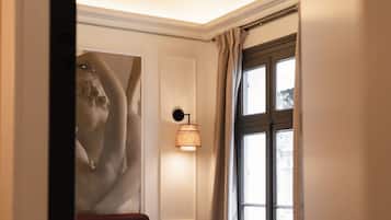 Habitación doble Deluxe, vista al patio | Caja de seguridad en la habitación y insonorización