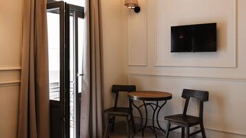 Habitación doble Deluxe, vista a la ciudad, en esquina | Caja de seguridad en la habitación y insonorización