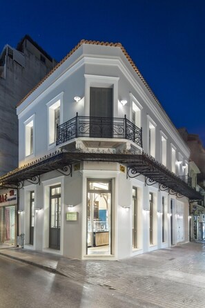 Front of property - Airy Suites Athens (Athens)