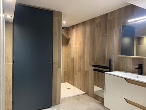 Shower, towels, toilet paper - Residence "La Menuiserie" 8 guests, spa sauna (2) (GÉRARDMER)