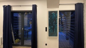 A room with a sliding glass door leading to an outdoor area. - Residence "La Menuiserie" 8 guests, spa sauna (2) (GÉRARDMER)