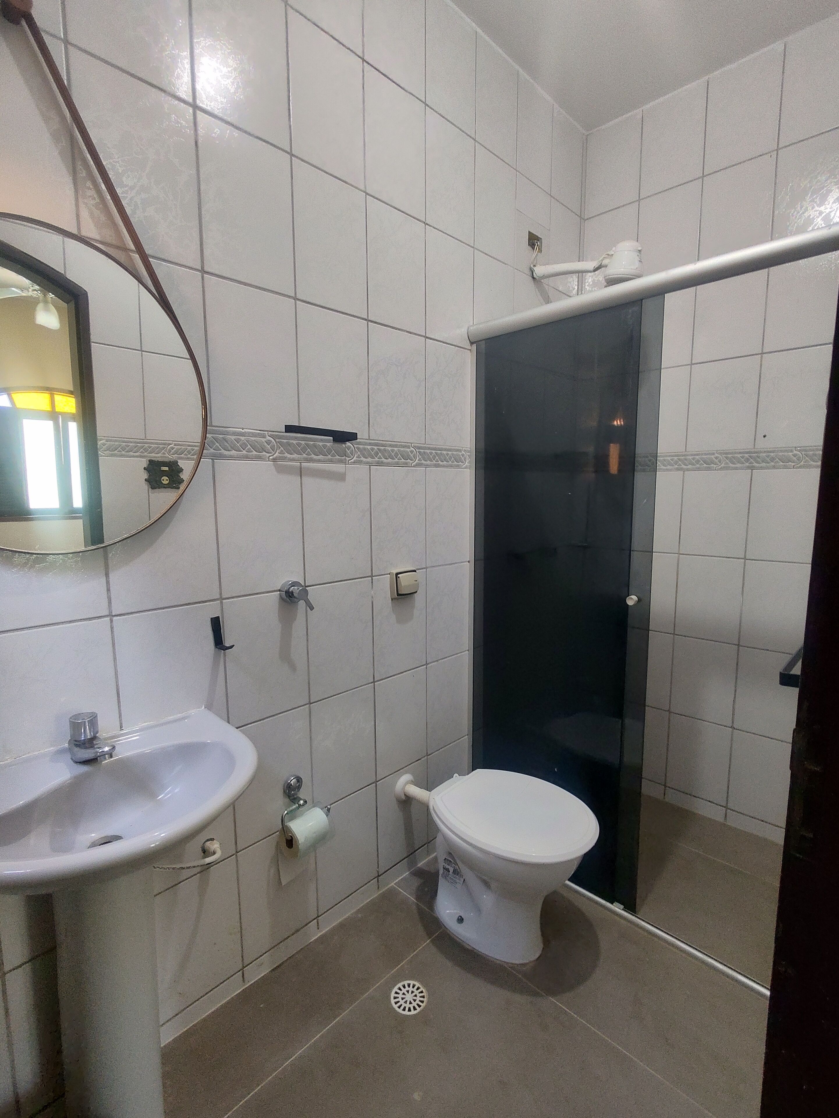 Une salle de bain avec un lavabo, des toilettes et une douche.