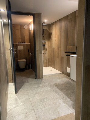 Bruser, hårtørrer, Toiletpapir