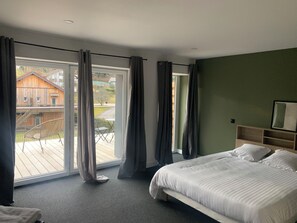 4 bedrooms, iron/ironing board, WiFi