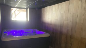 Ein Whirlpool mit einer Holzverkleidung und einem Fenster.