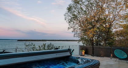 Modern Luxury Lakefront w/ Hot Tub, Unbelievable Views!