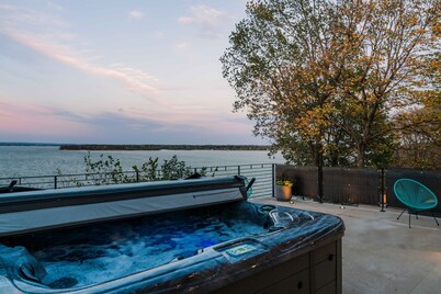 Modern Luxury Lakefront w/ Hot Tub, Unbelievable Views!