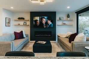 Smart-TV, Kamin, Stereoanlage