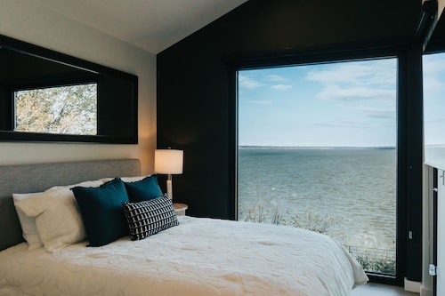 Modern Luxury Lakefront w/ Hot Tub, Unbelievable Views!