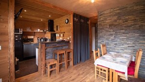 A cozy wooden interior with a dining area and kitchen. - Floor -2, view mountain, terrace, ski locker, 30m², Valmorel (Valmorel)