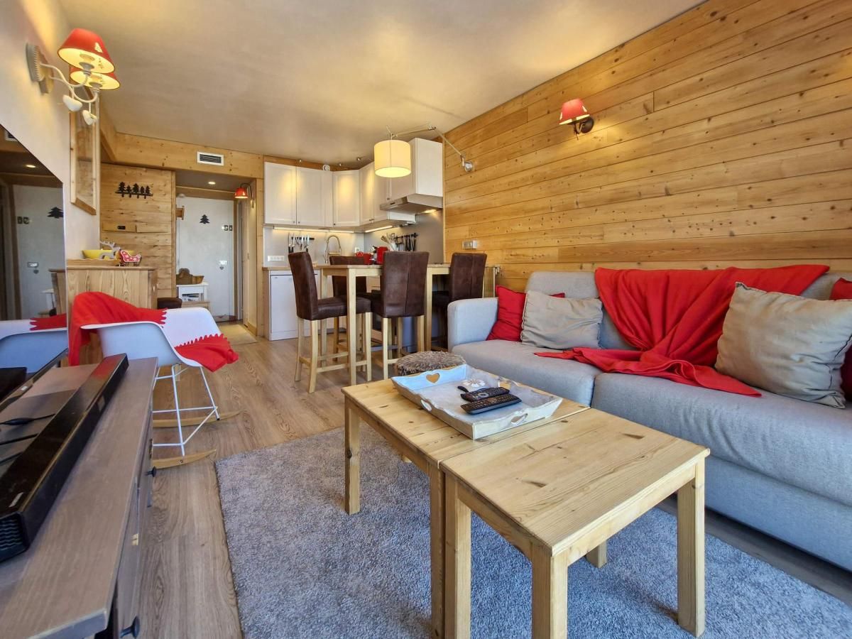 Una sala de estar acogedora con un sofá, una mesa de centro y un comedor con sillas y una mesa.