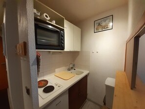 Kühlschrank, Mikrowelle, Wasserkocher mit Kaffee-/Teezubehör, Toaster