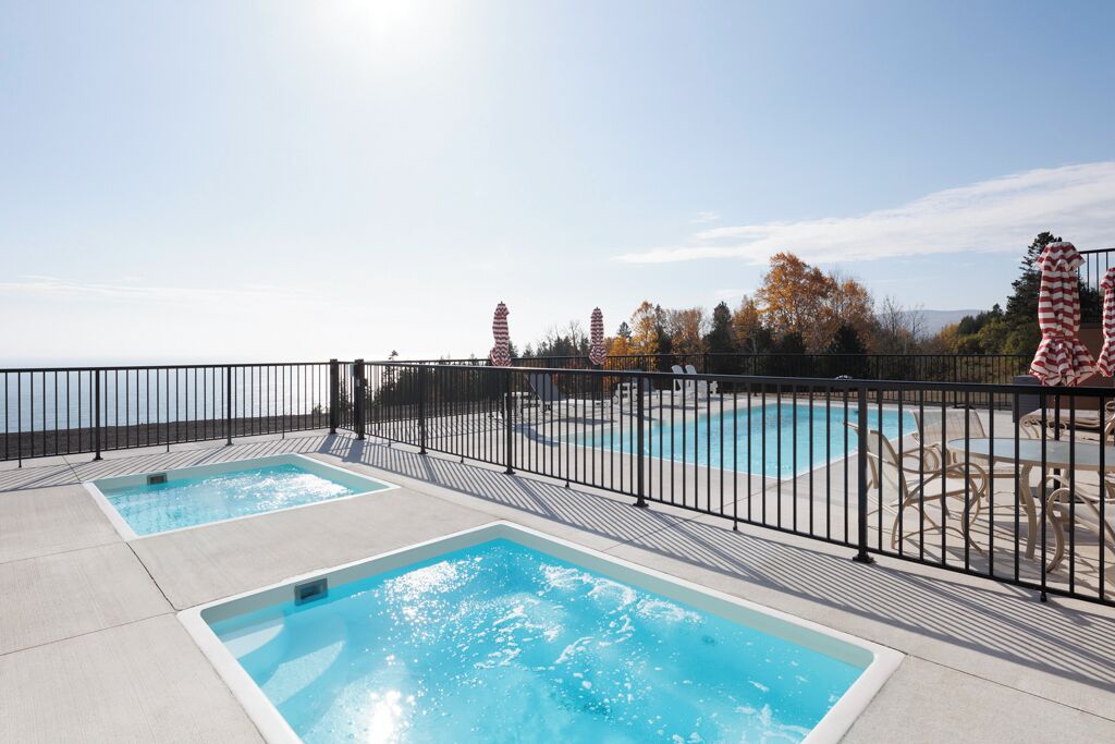 Sesongbasert utendørsbasseng og bassengparasoller