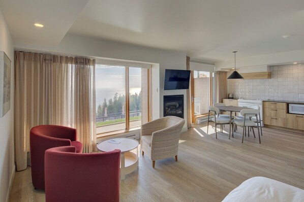 Studio, 1 queensize bed, balkon, uitzicht op rivier | Woonruimte | Televisie en een printer