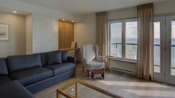 Business Suite, Balcony, River View | Living area