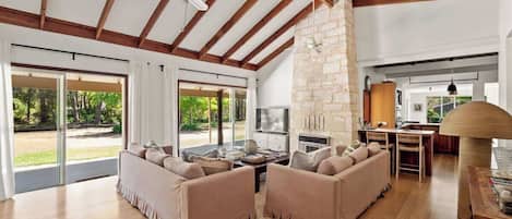 Télévision, cheminée