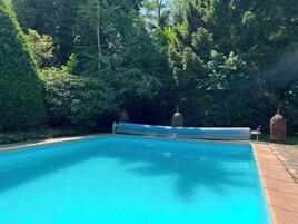 Una piscina al aire libre de temporada