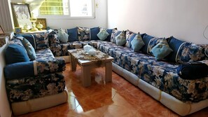 Smart TV, fireplace - 3 bedroom house 3 minutes from the airport with a distinctive Moroccan character (Fuz)