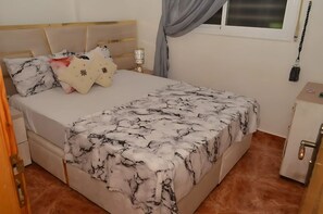 3 makuuhuonetta, silitysrauta/-lauta, vauvan matkasänky, Wi-Fi