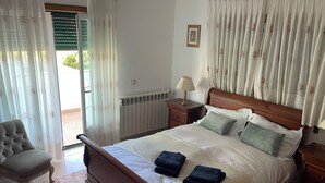 3 bedrooms, iron/ironing board, travel cot, WiFi - Stunning Town Villa close to beach and Golf courses (Caldas da Rainha)