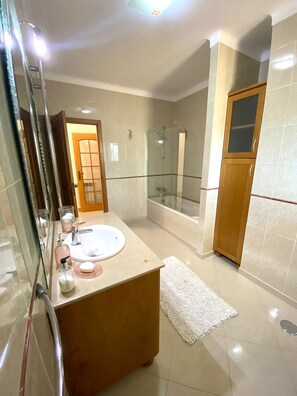 Dusche, Haartrockner, Bidet, Handtücher