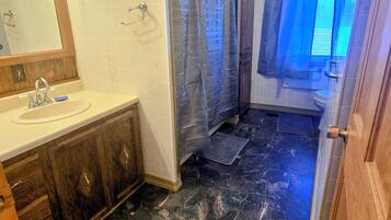 Pyyhkeet, saippua, vessapaperi