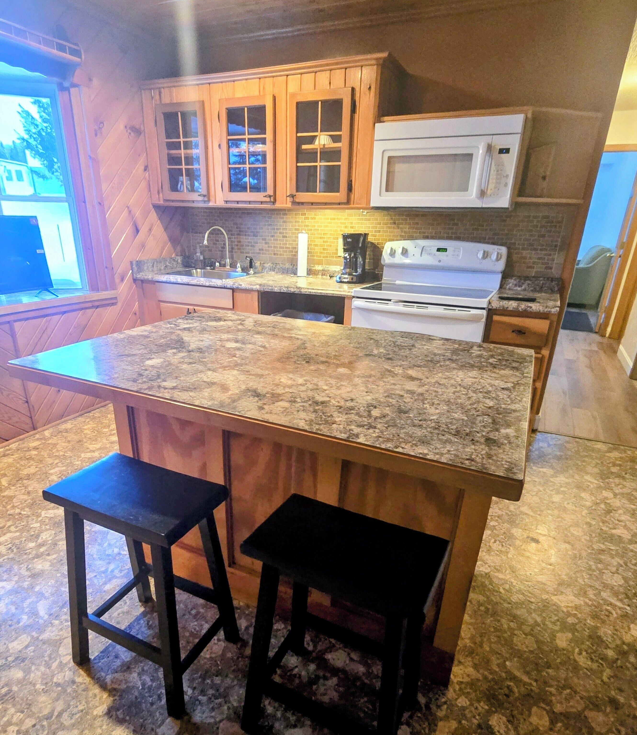 Jääkaappi, mikroaaltouuni, uuni, liesi