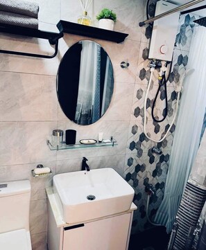 Bidet, Handtücher, Seife, Toilettenpapier