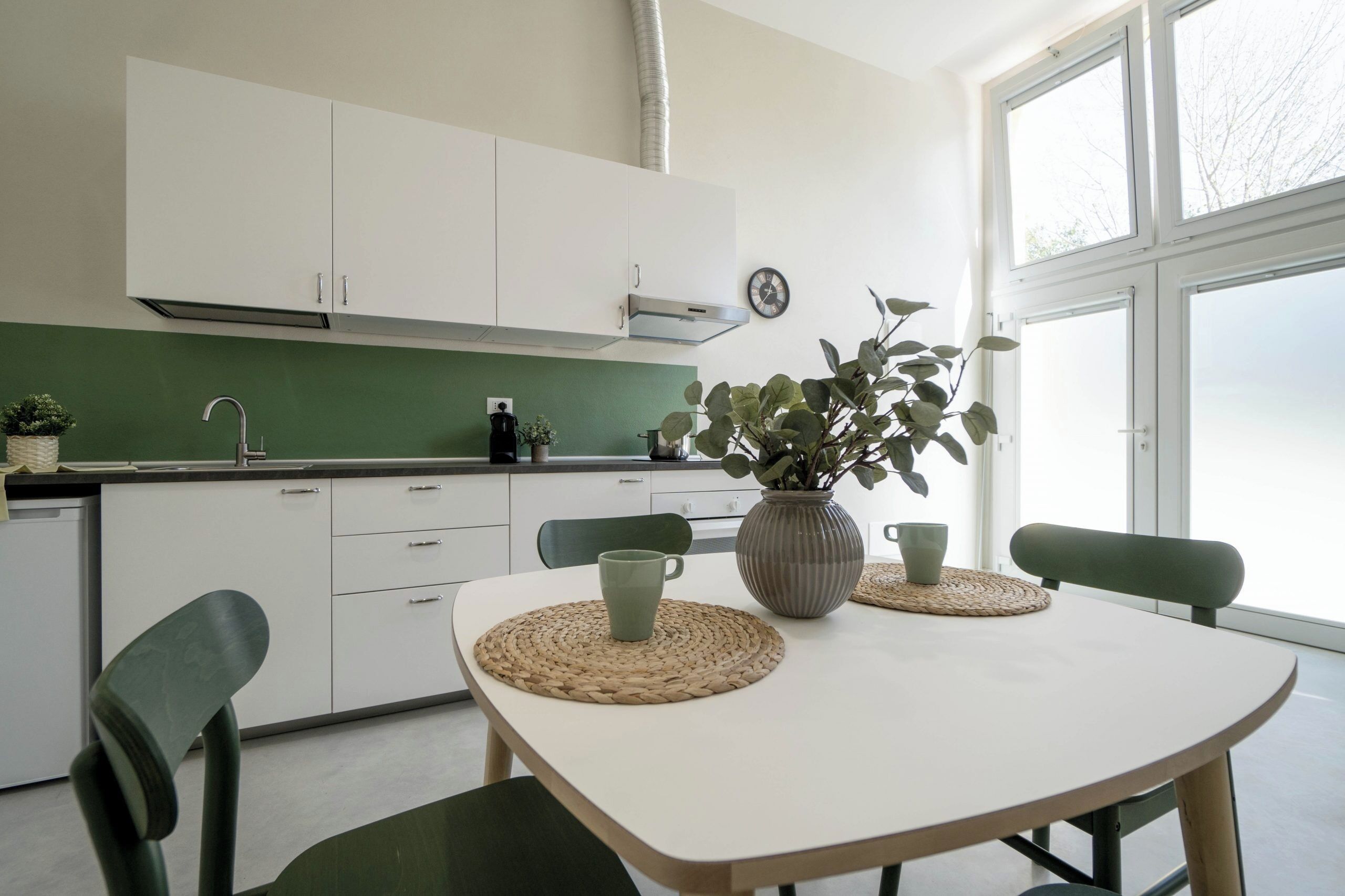Kühlschrank, Mikrowelle, Ofen, Wasserkocher mit Kaffee-/Teezubehör