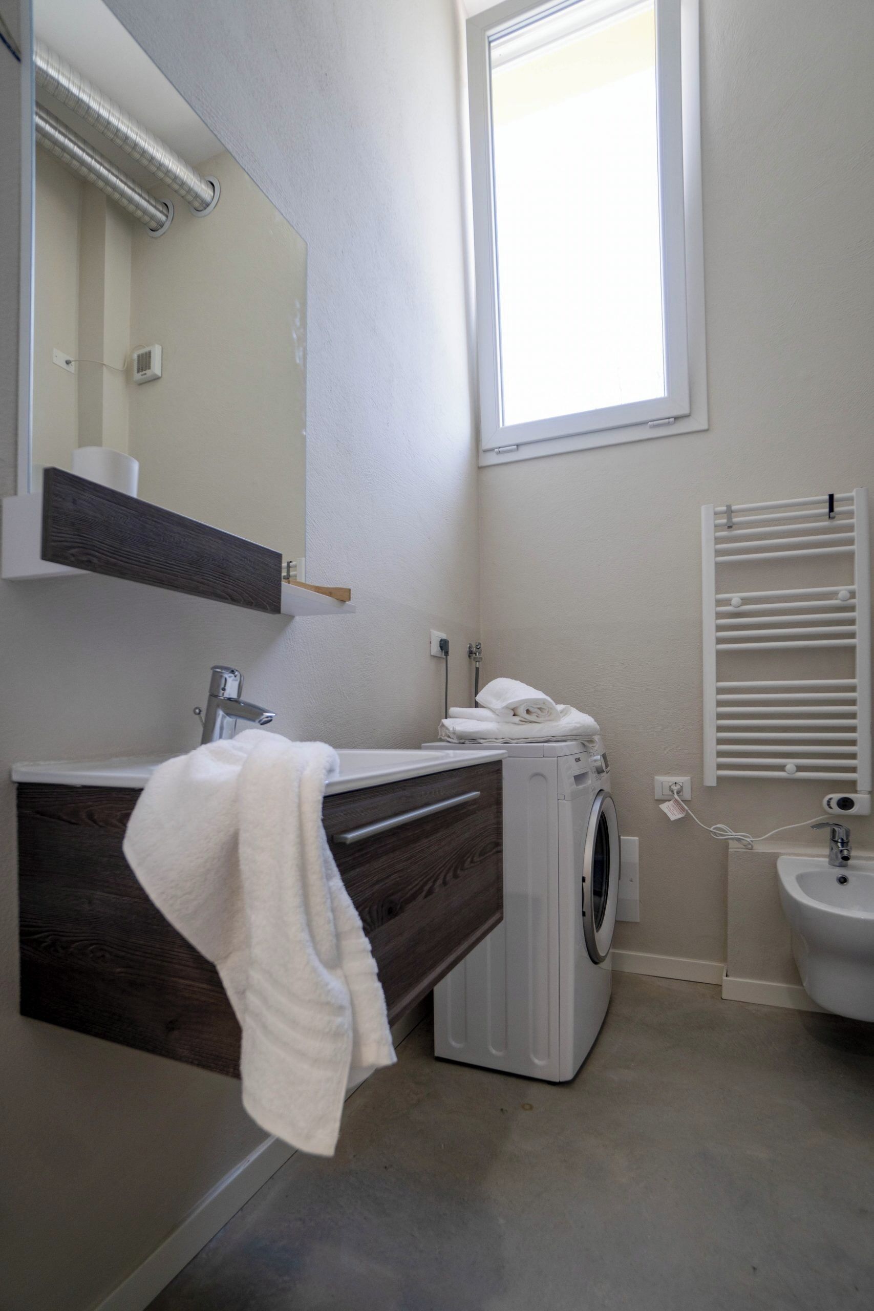 Een douche, een haardroger, een bidet, handdoeken