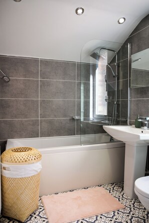 Hair dryer, towels, soap, toilet paper - 1-Bed Apartment Sleeps 4 | Near Altrincham Centre (Altrincham)