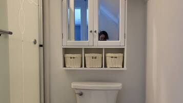 Serviettes fournies, savon, papier toilette