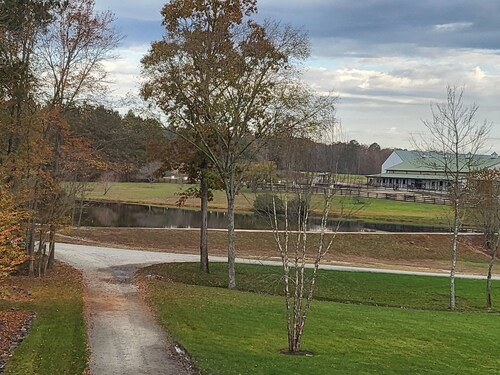 Stonewall Manor 
Cozy 1-bedroom with WiFi and AC on five star horse farm. 