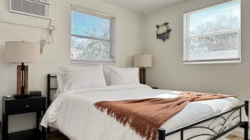 2 bedrooms, desk, WiFi, bed sheets