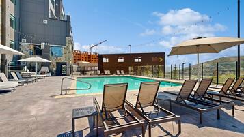 Piscine extérieure en saison