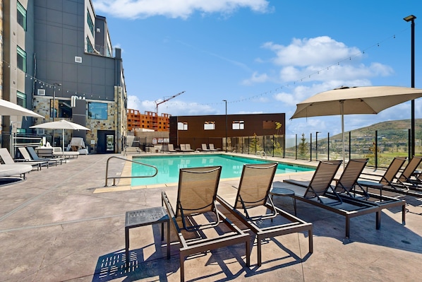 Kauden mukainen ulkouima-allas