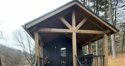Pine Grove Cabin 30 acres of woods, meadows, pond and creek near Amish Country