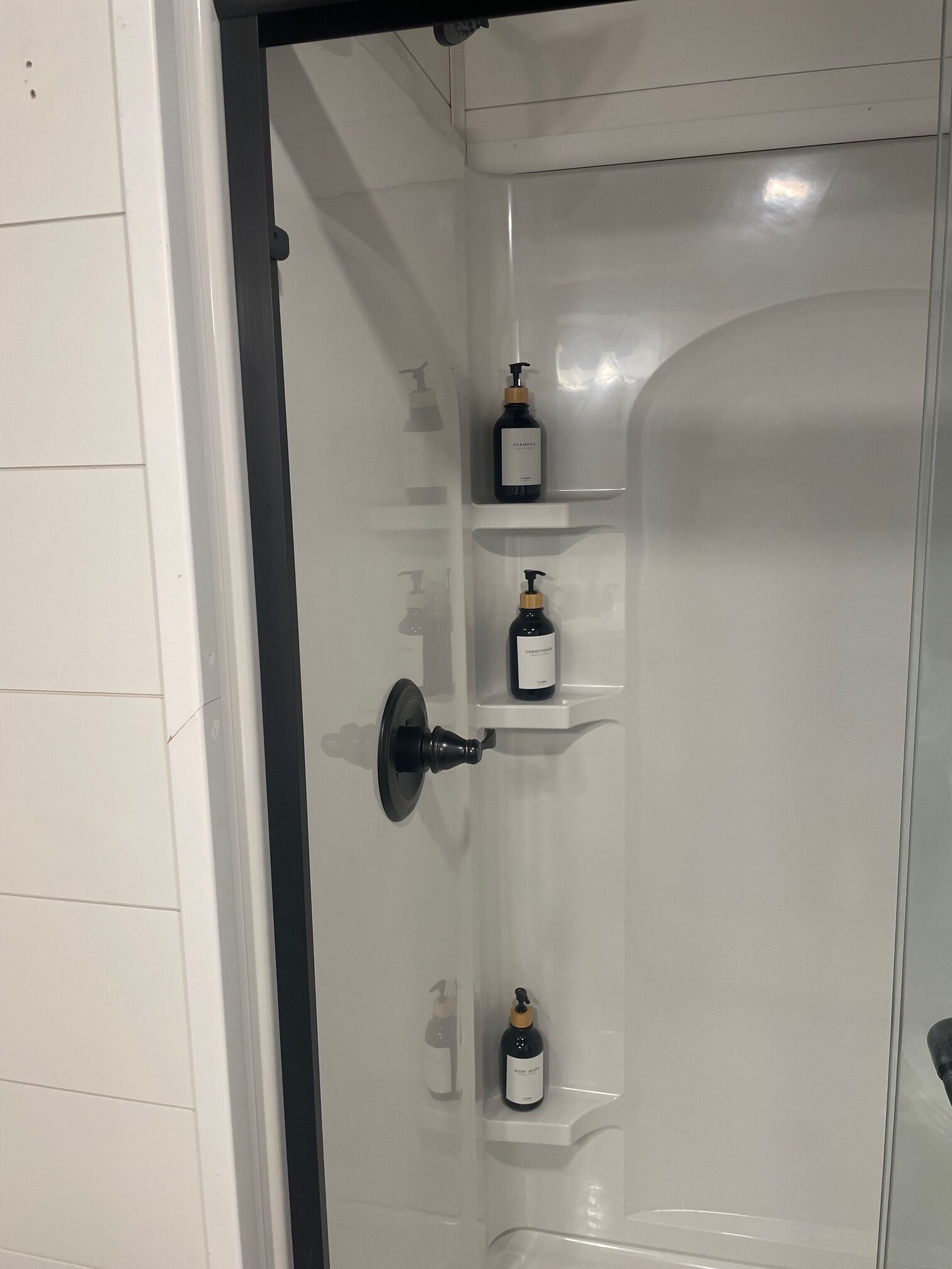 Een douche, een haardroger, handdoeken, zeep