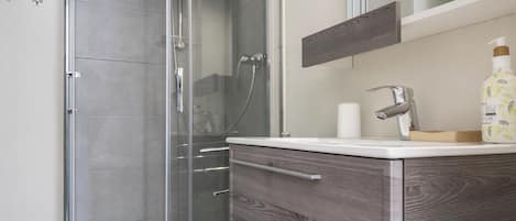Dusche, Haartrockner, Bidet, Handtücher