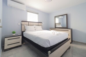 3 dormitorios, caja fuerte, escritorio y tabla de planchar con plancha