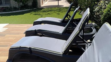 Una piscina al aire libre de temporada