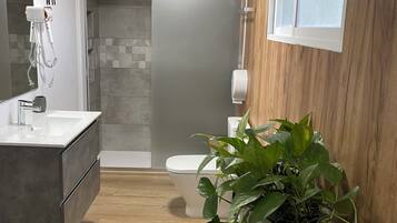 Double Room, Shared Bathroom | Bathroom | Shower, hair dryer, towels, shampoo