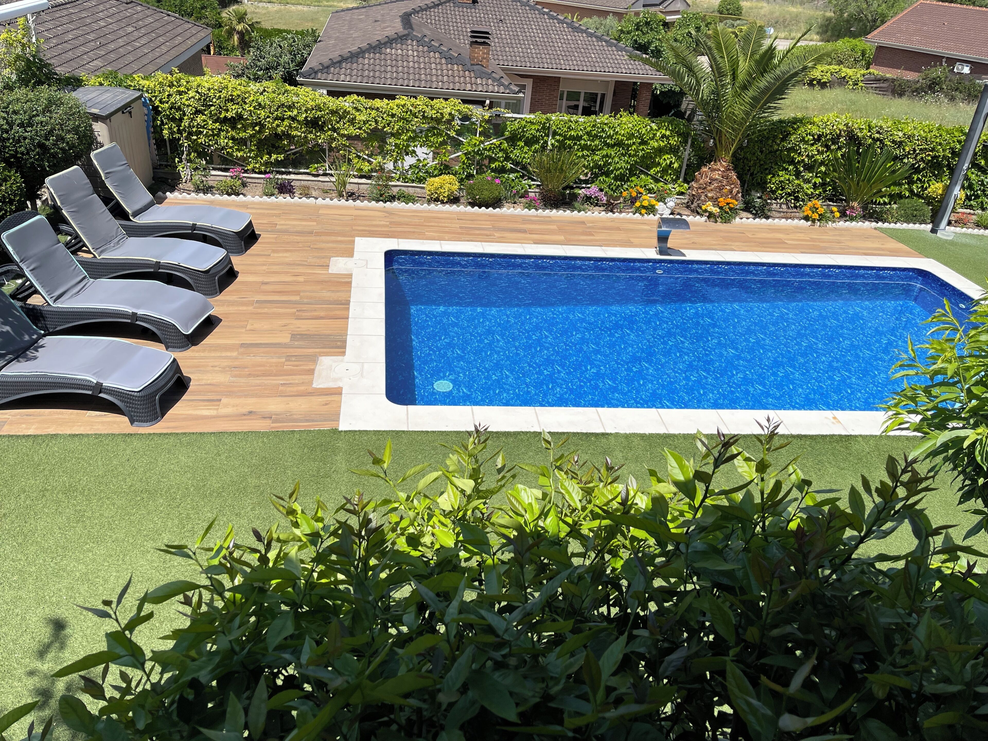 Una piscina al aire libre de temporada