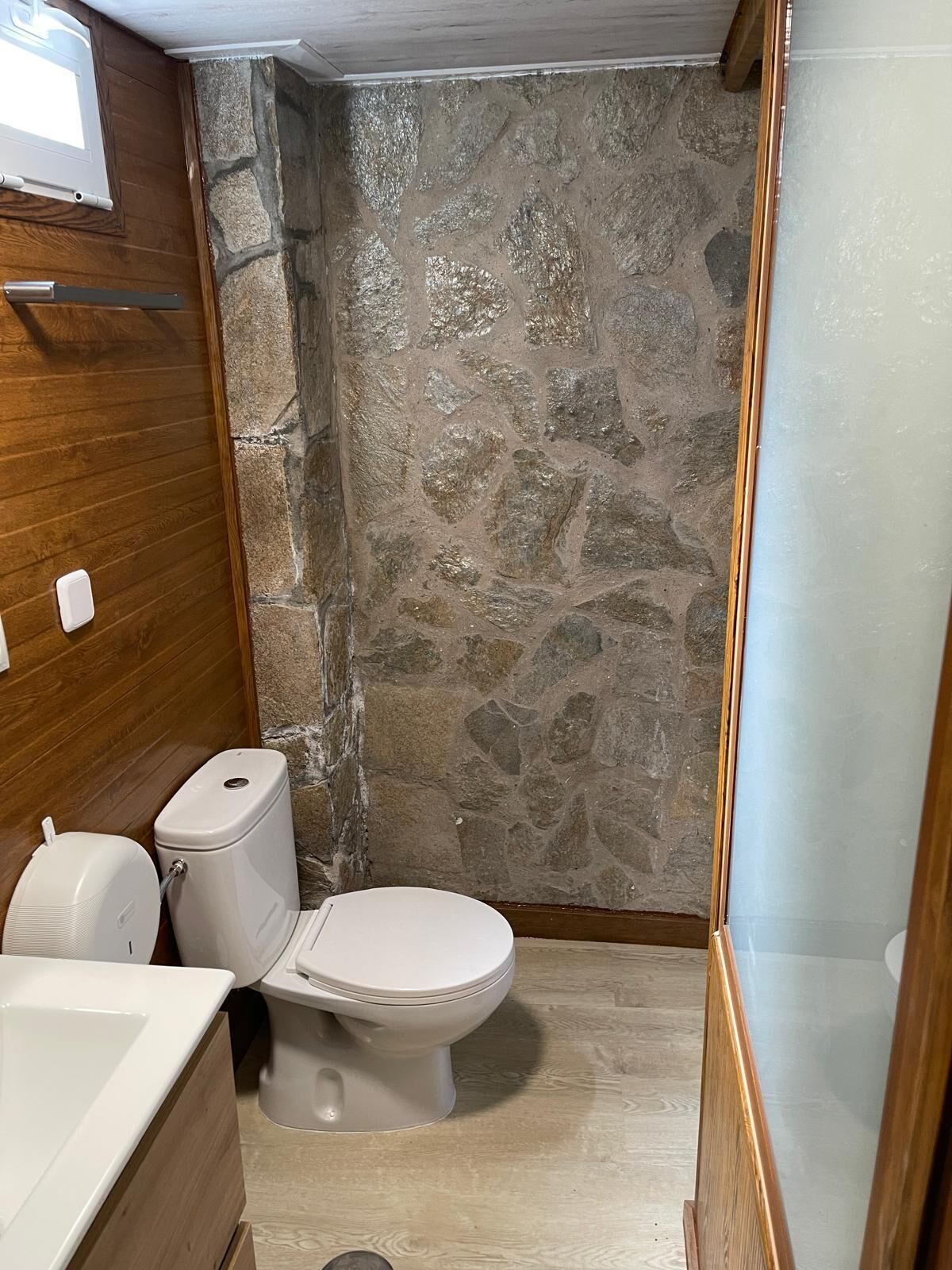 Quarto casal luxo, varanda | Banheiro | Chuveiro, secador de cabelo, toalhas de banho, shampoo