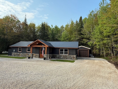 Cozy 2-bedroom house with WiFi in Paradise near restaurants and attractions