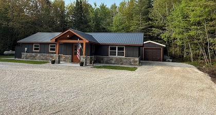 Cozy 2-bedroom house with WiFi in Paradise near restaurants and attractions