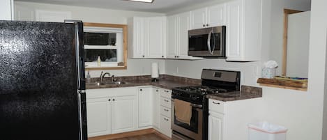 Frigorifero, microonde, forno, piano cottura